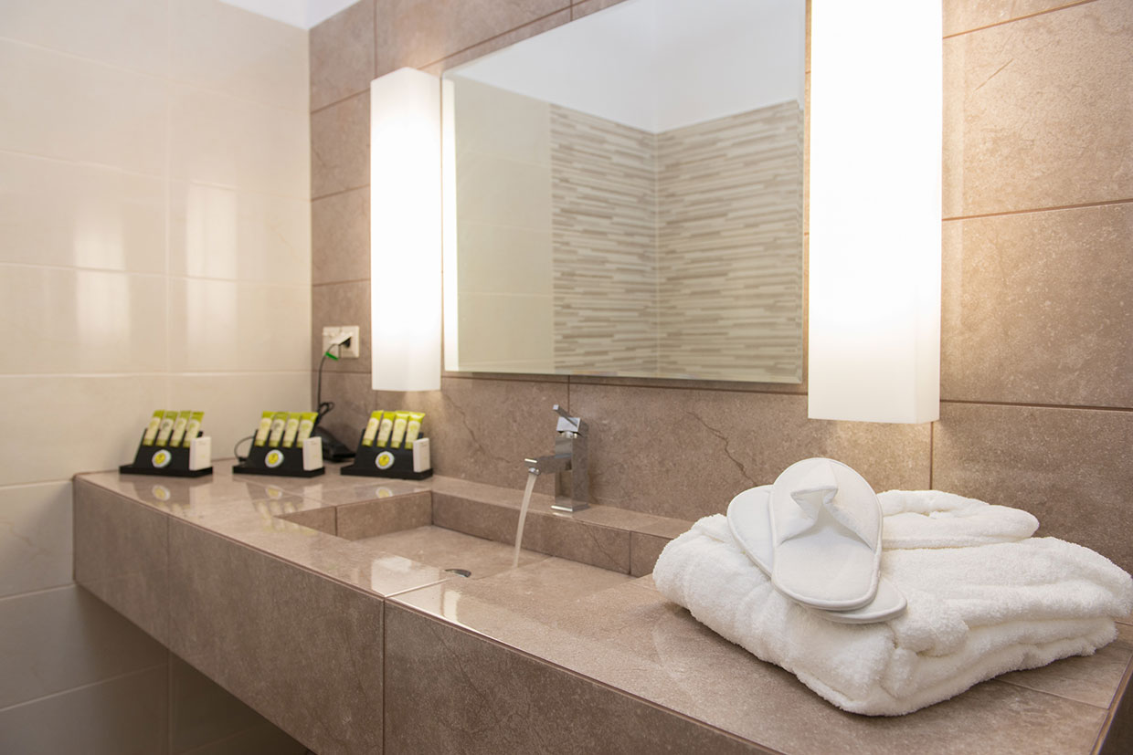 La salle de bain de la suite à Kipos accommodation à Sifnos