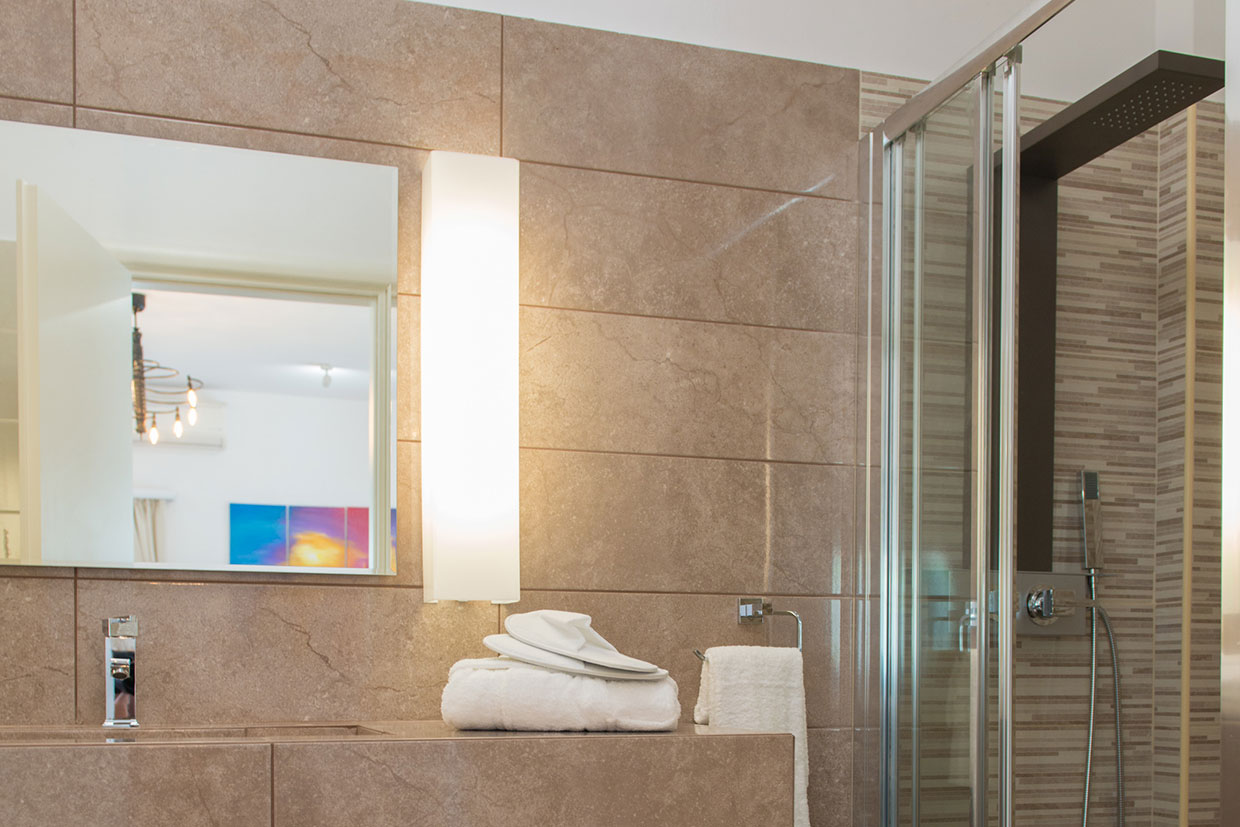 La salle de bain de la suite à Kipos accommodation à Sifnos